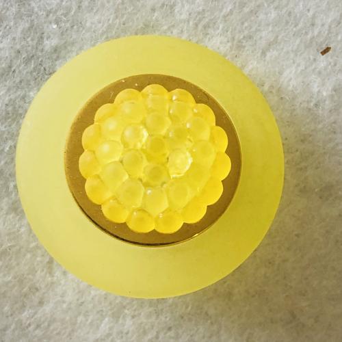 Bouton plastique jaune et zinc transparent